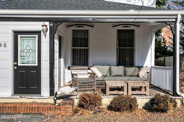 property entrance with an outdoor hangout area