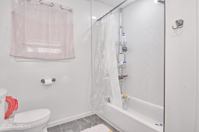 bathroom featuring shower / tub combo with curtain and toilet