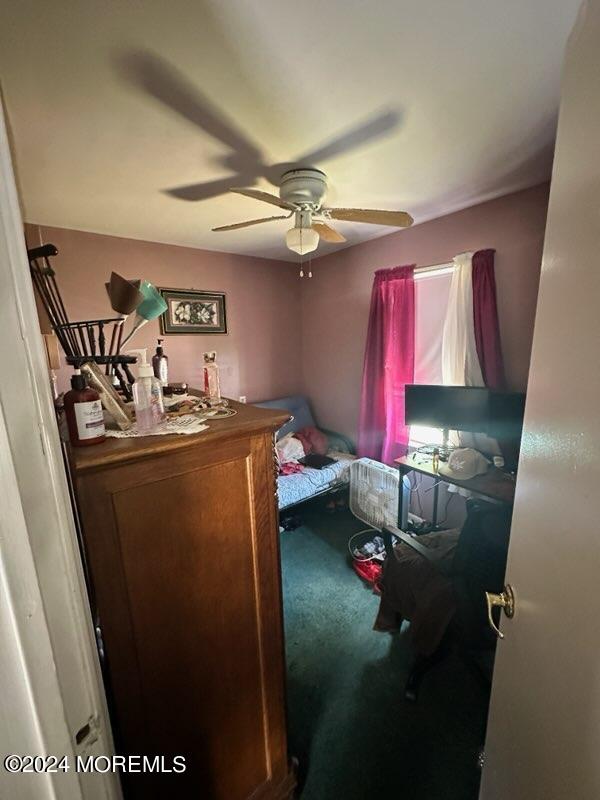 bedroom featuring carpet floors and ceiling fan