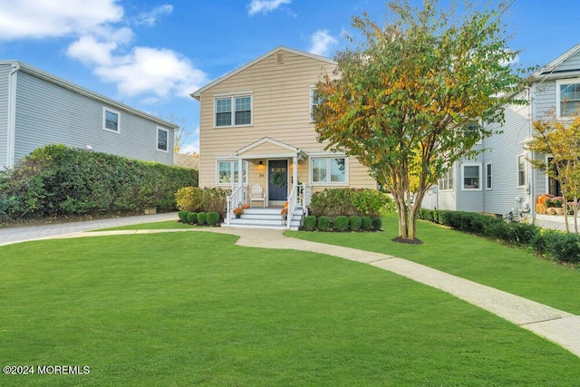 view of front facade featuring a front lawn