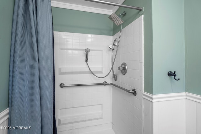 bathroom featuring a shower with shower curtain