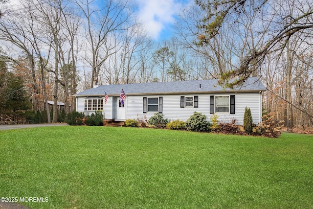 ranch-style house featuring a front yard