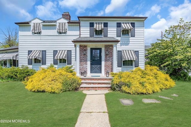 view of front of home featuring a front lawn