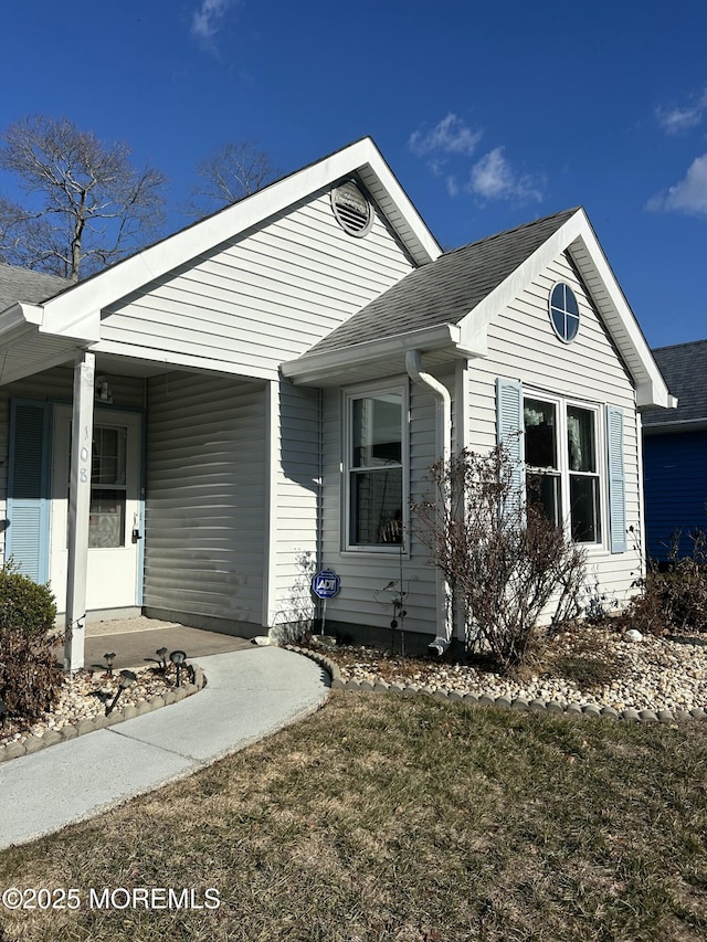 view of front of property featuring a front yard