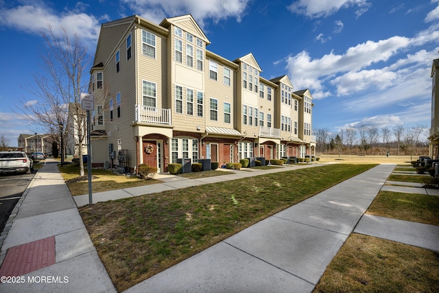 view of front of property with a front yard