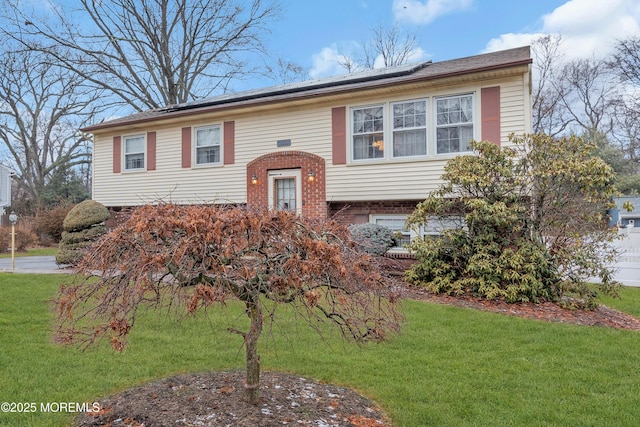 bi-level home featuring a front yard