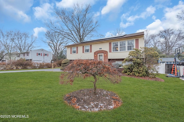 split foyer home featuring a front yard