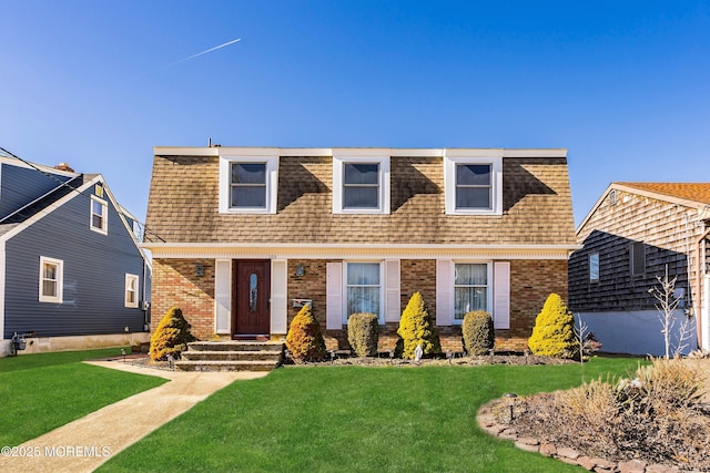 view of front of house featuring a front lawn