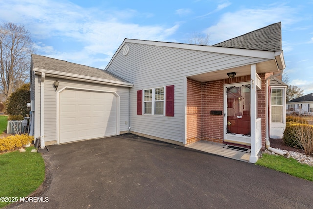 view of front facade featuring a garage