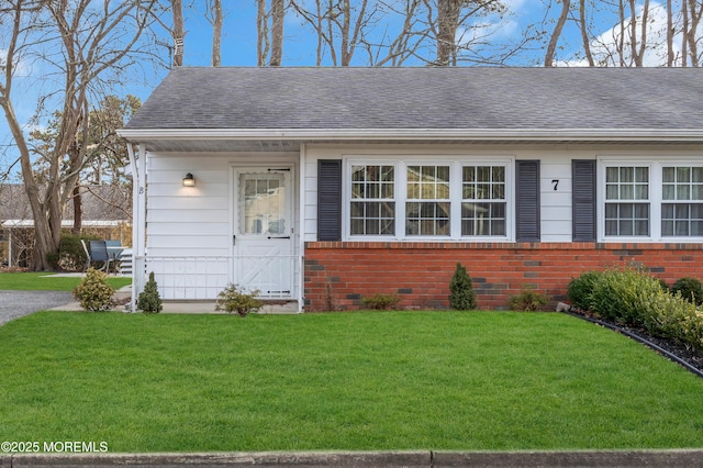 view of front facade featuring a front yard