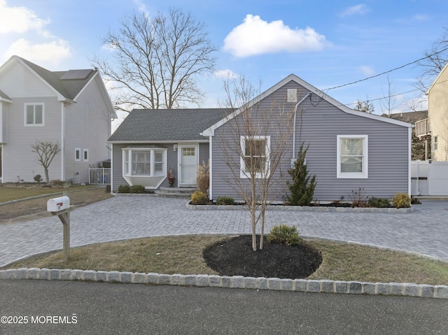 view of front facade featuring a front yard