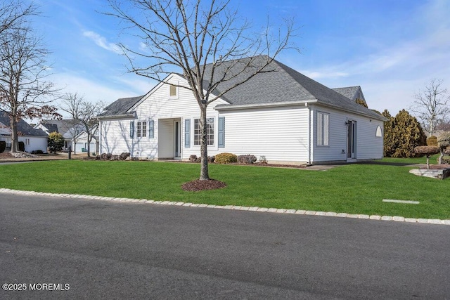 view of front facade featuring a front lawn