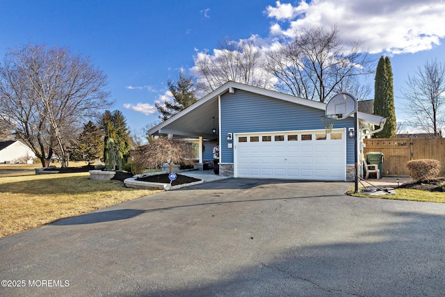 view of front of house featuring a front lawn