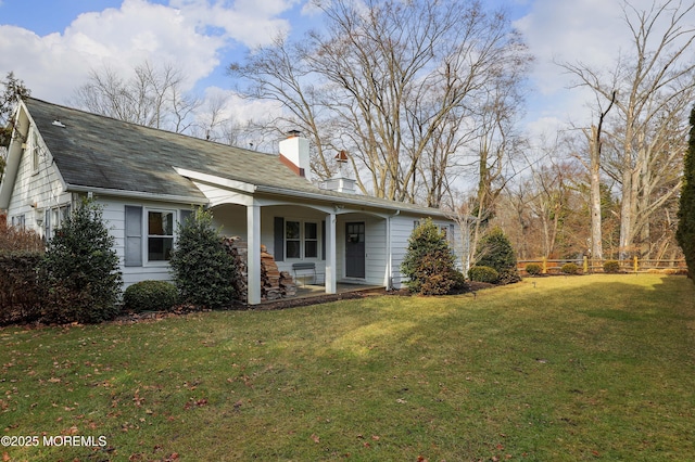 view of front of property featuring a front yard