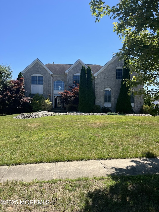 view of front of house featuring a front lawn