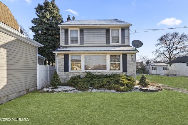 view of front of property featuring a front yard