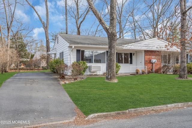 view of front facade with a front yard