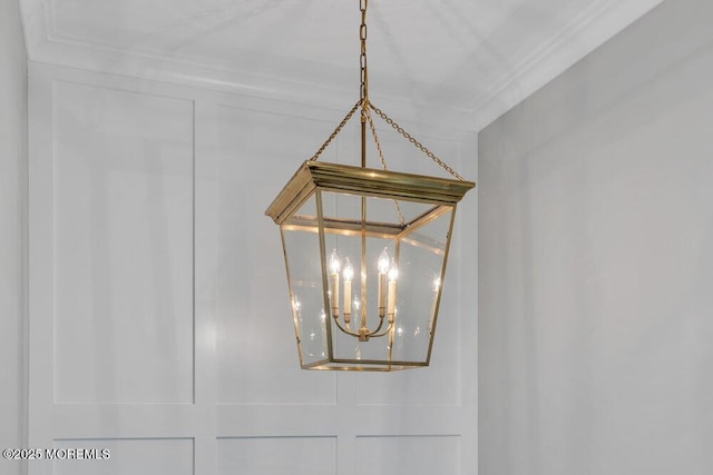 room details with crown molding and a chandelier