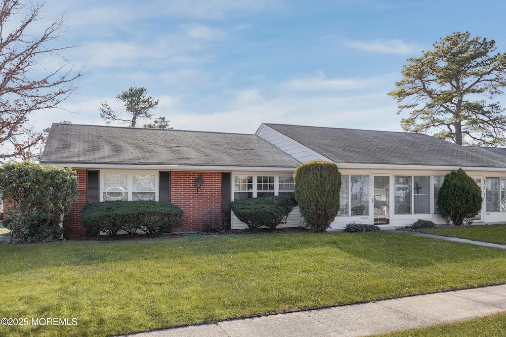 single story home with a front lawn