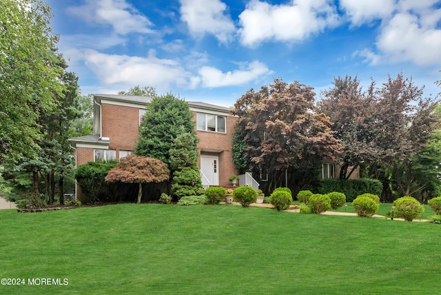 view of front of house featuring a front lawn