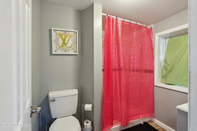 bathroom with a shower with curtain, baseboards, vanity, and toilet