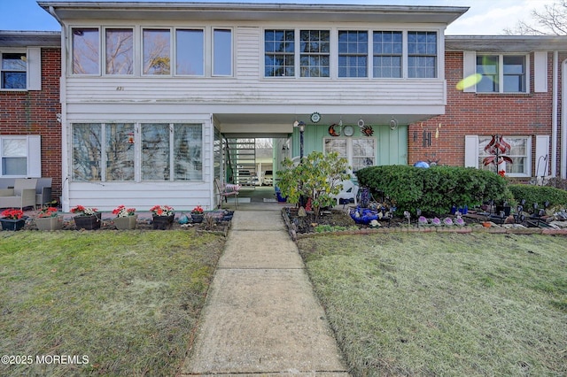 view of front of property featuring a front lawn