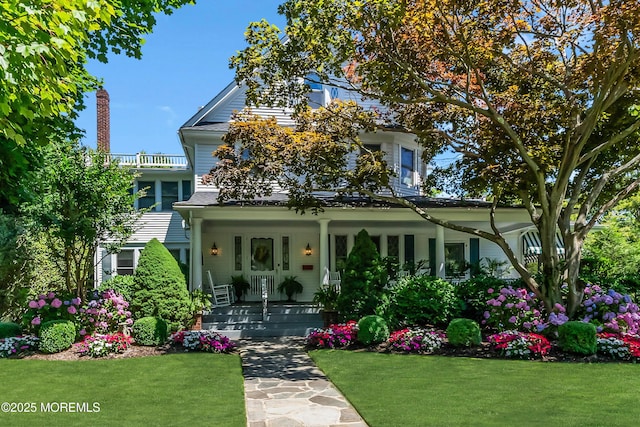 view of front of property featuring a porch and a front lawn