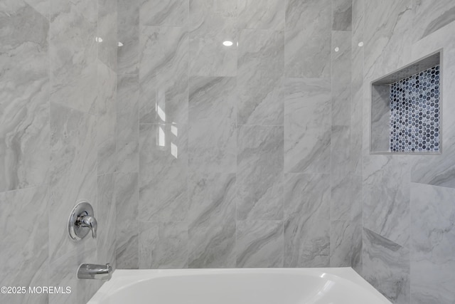 bathroom with tiled shower / bath combo