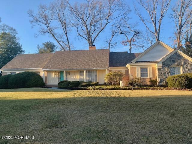 single story home with a front lawn