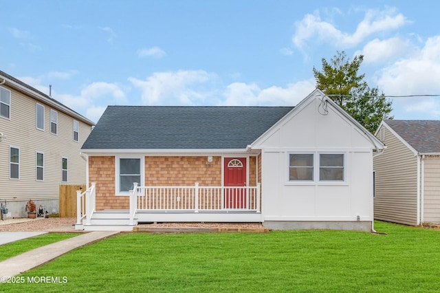 view of front of home featuring a front lawn