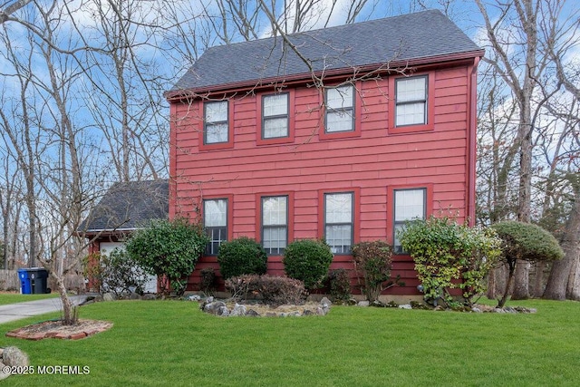 view of front facade featuring a front yard