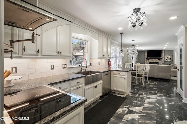 kitchen with sink, an inviting chandelier, crown molding, hanging light fixtures, and black electric stovetop