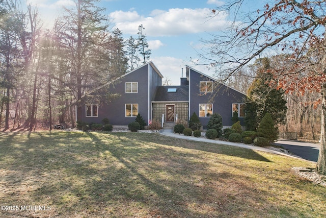 view of front facade featuring a front lawn