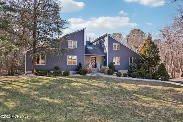 view of front of property featuring a front yard