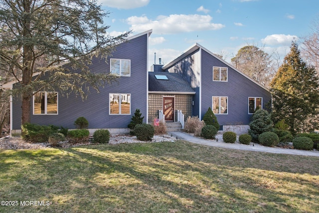 mid-century inspired home featuring a front yard