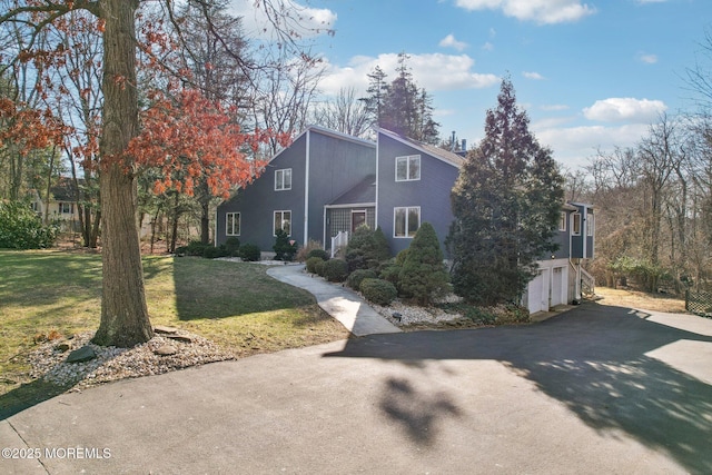 view of front facade featuring driveway and a front yard