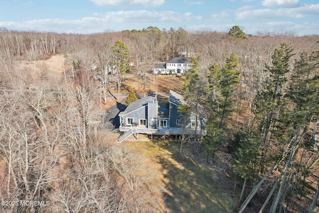 birds eye view of property featuring a forest view