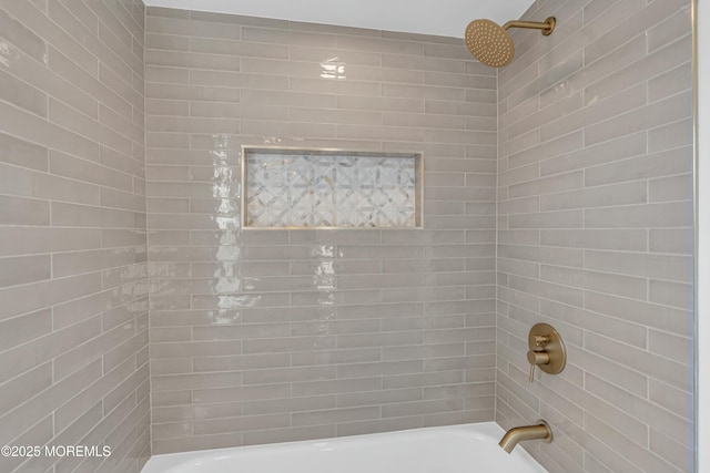 bathroom featuring tiled shower / bath combo