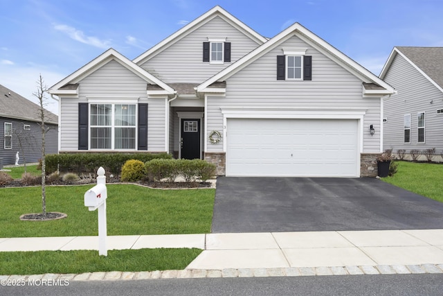 view of front facade featuring a garage and a front yard