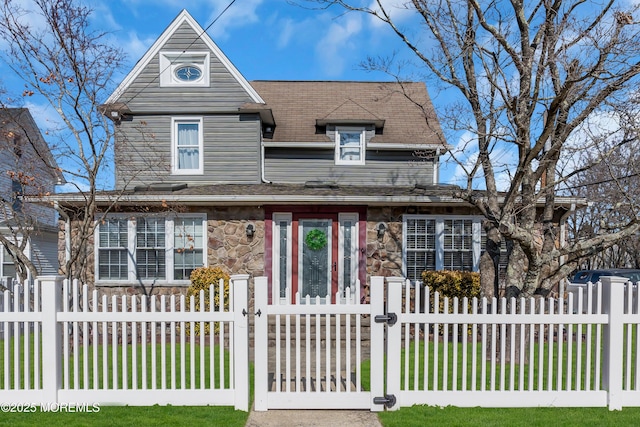 view of front facade with a front yard