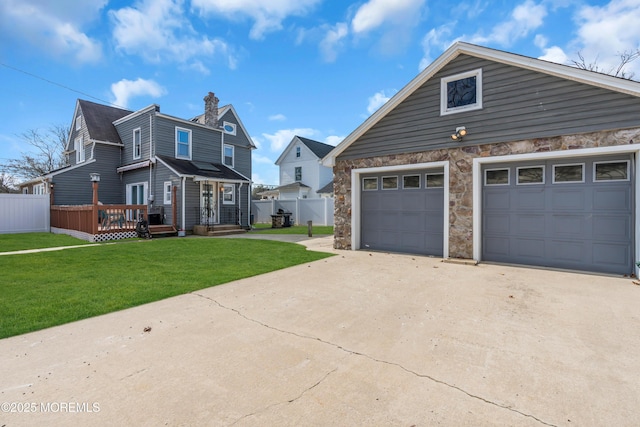 view of front of house featuring a front yard