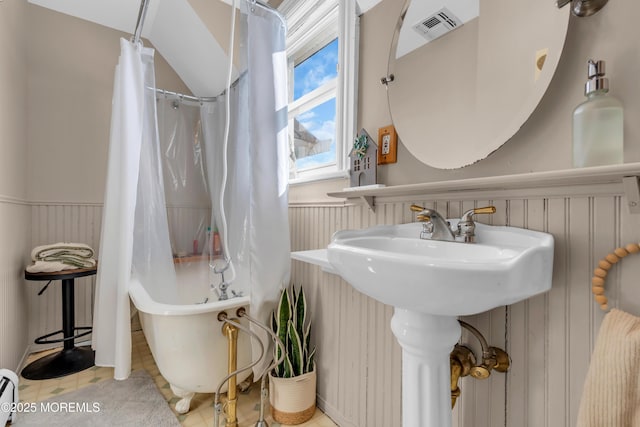 bathroom with shower / bath combo