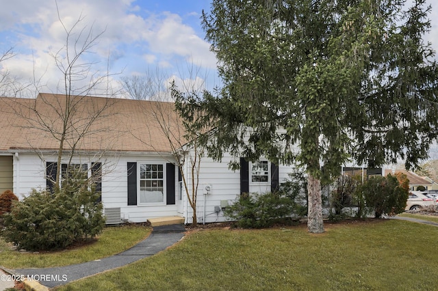 view of front of house featuring a front lawn