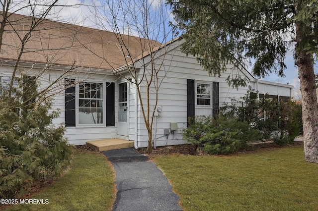 view of front of home featuring a front lawn