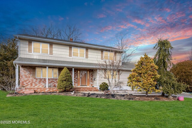 view of front of house featuring a lawn