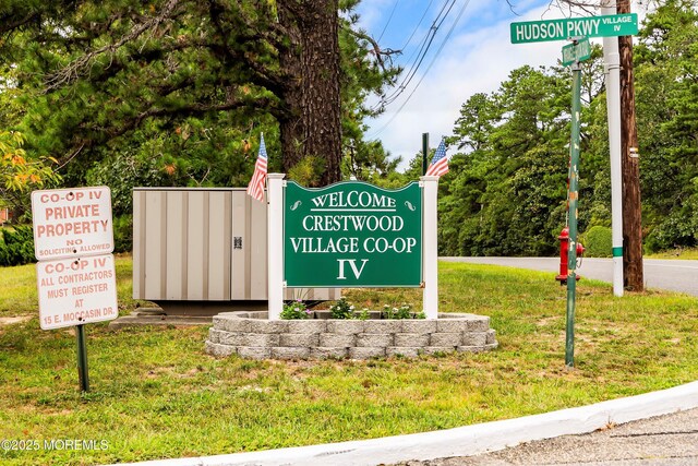 community / neighborhood sign with a lawn