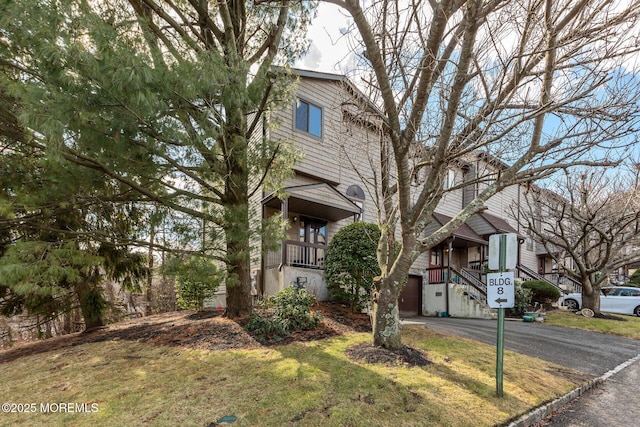 view of front of home featuring a front yard