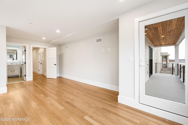 unfurnished room featuring light wood-style flooring, visible vents, baseboards, and recessed lighting