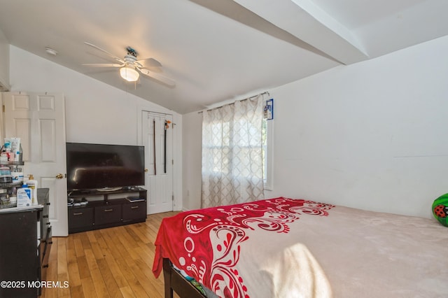 bedroom featuring vaulted ceiling, light hardwood / wood-style floors, and ceiling fan