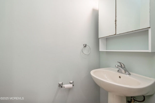 bathroom featuring sink